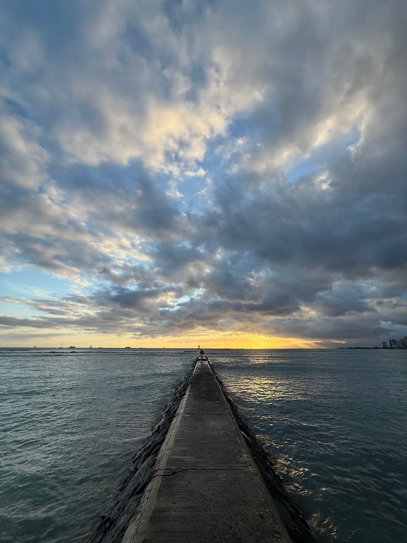 Sunset at Kuhio Beach & Duke Kahanamoku Statue