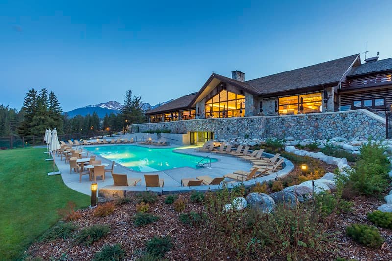 Jasper Mountain Escape: A Luxury Romantic Retreat