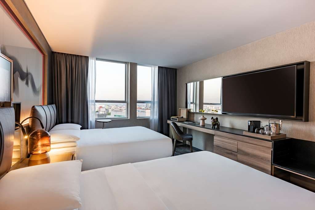 1 King Bed High Floor
