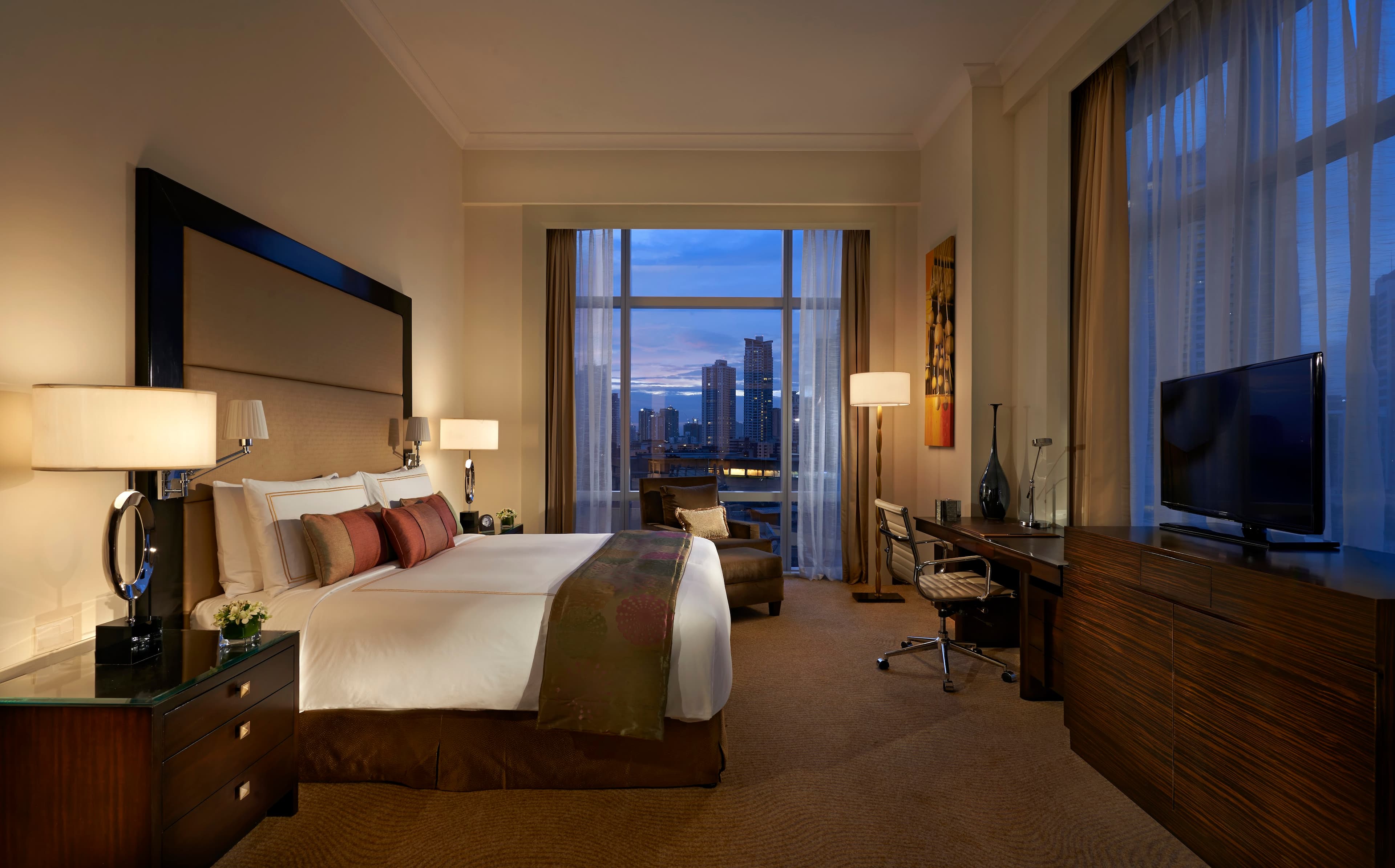 Deluxe Room Pool View – King Bed