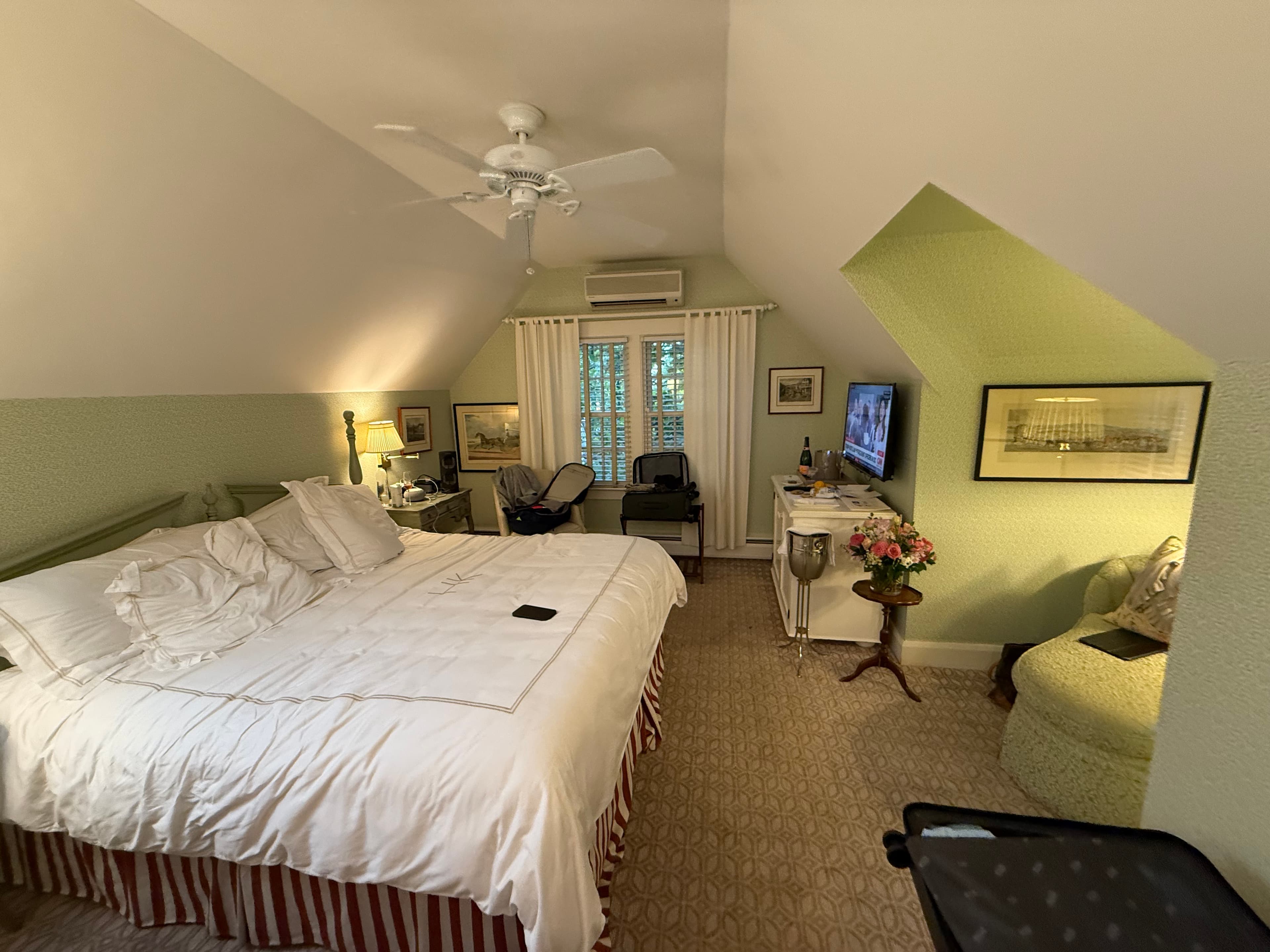 Deluxe King Room with Kitchenette