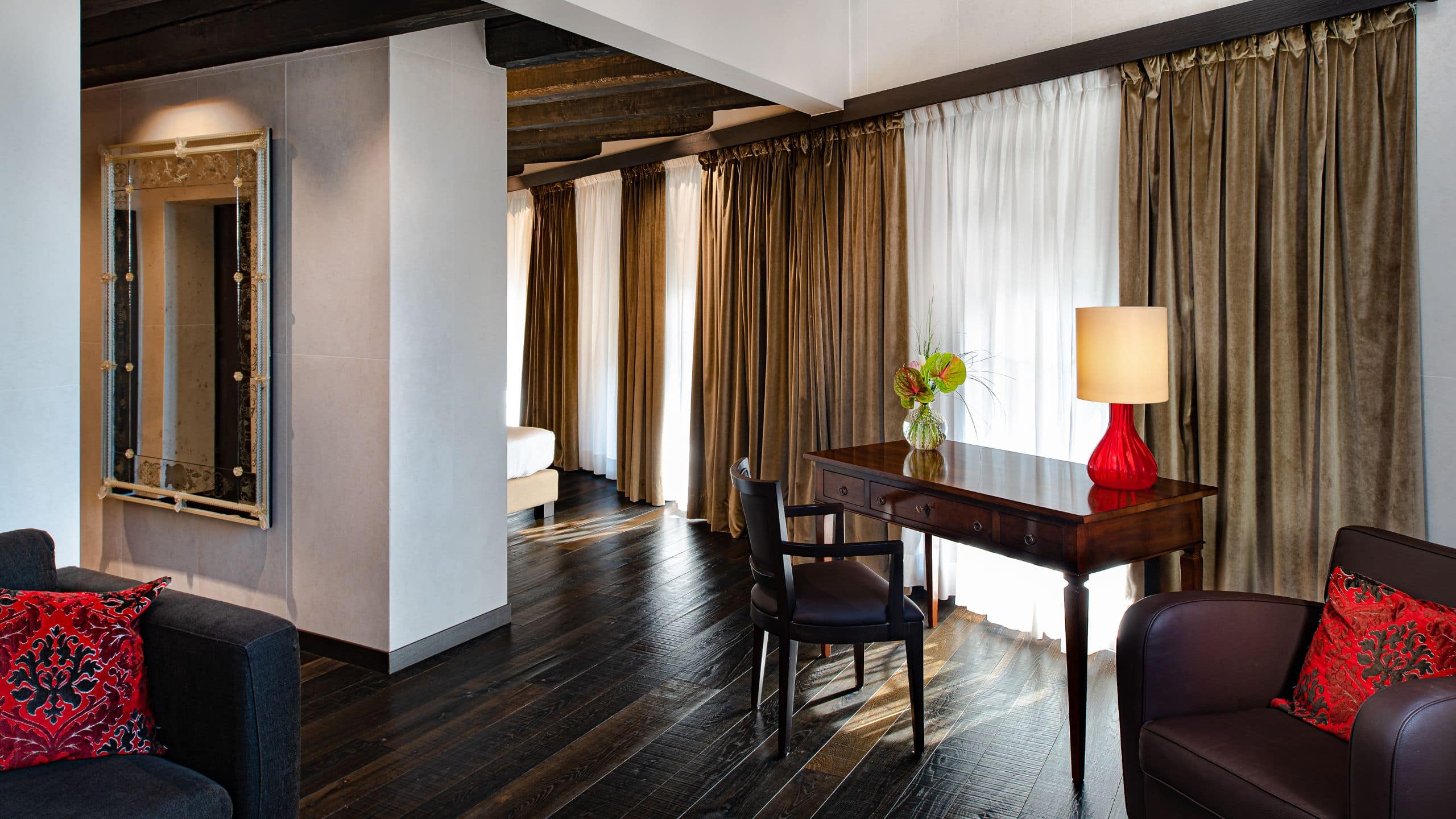 1 King Bed Courtyard View