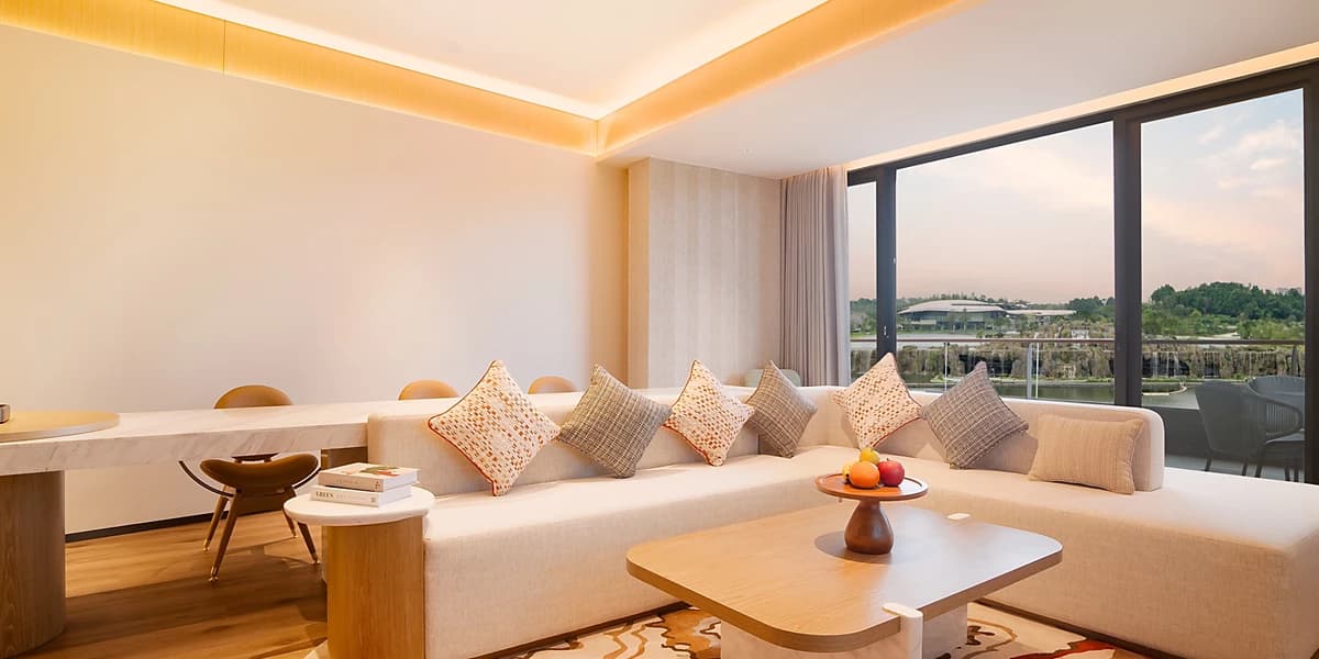 MGallery Deluxe Suite, M Club Access, 1 King Size Bed, Expo Park View
