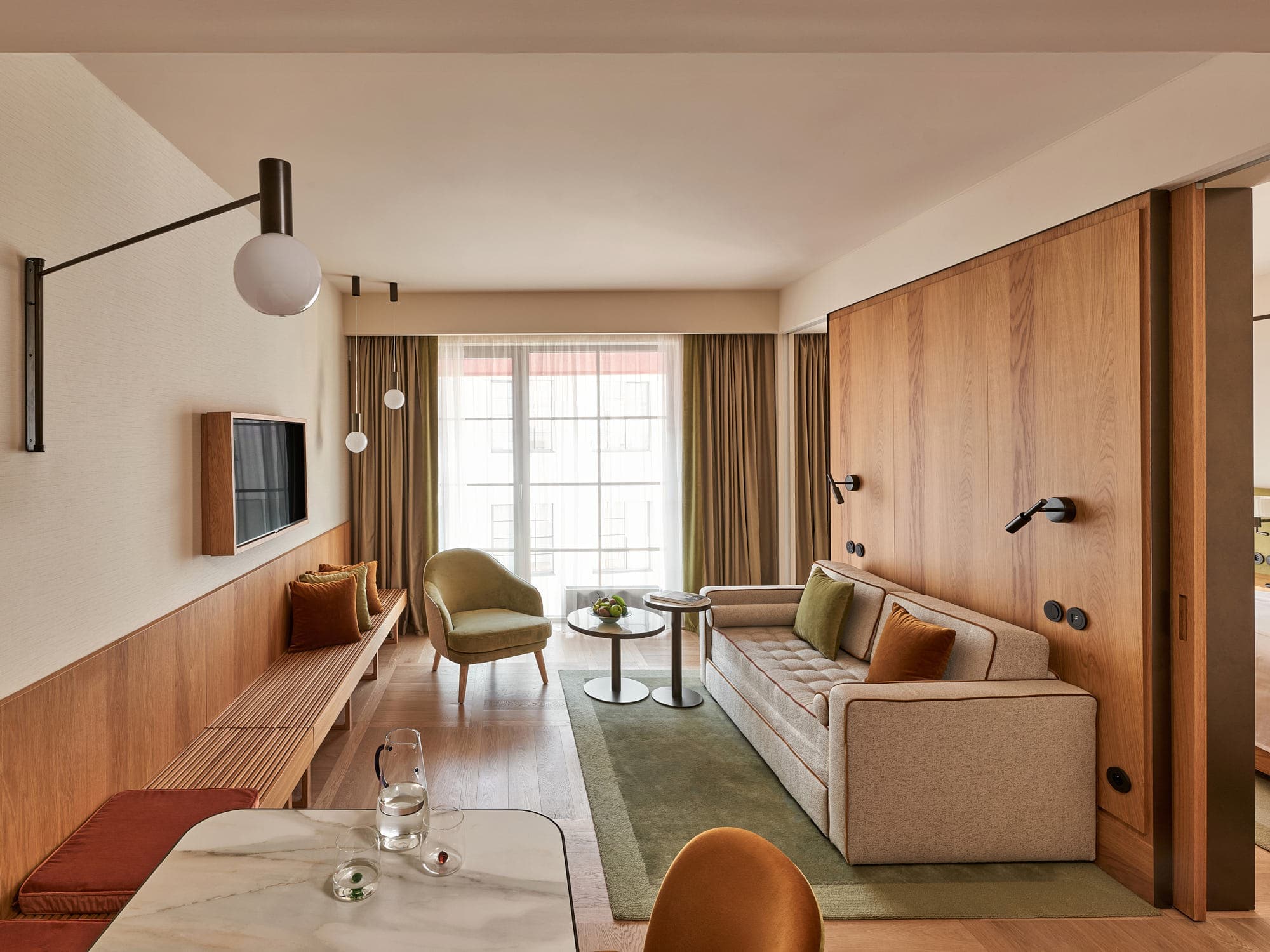 Deluxe One-Bedroom Suite with Bathtub