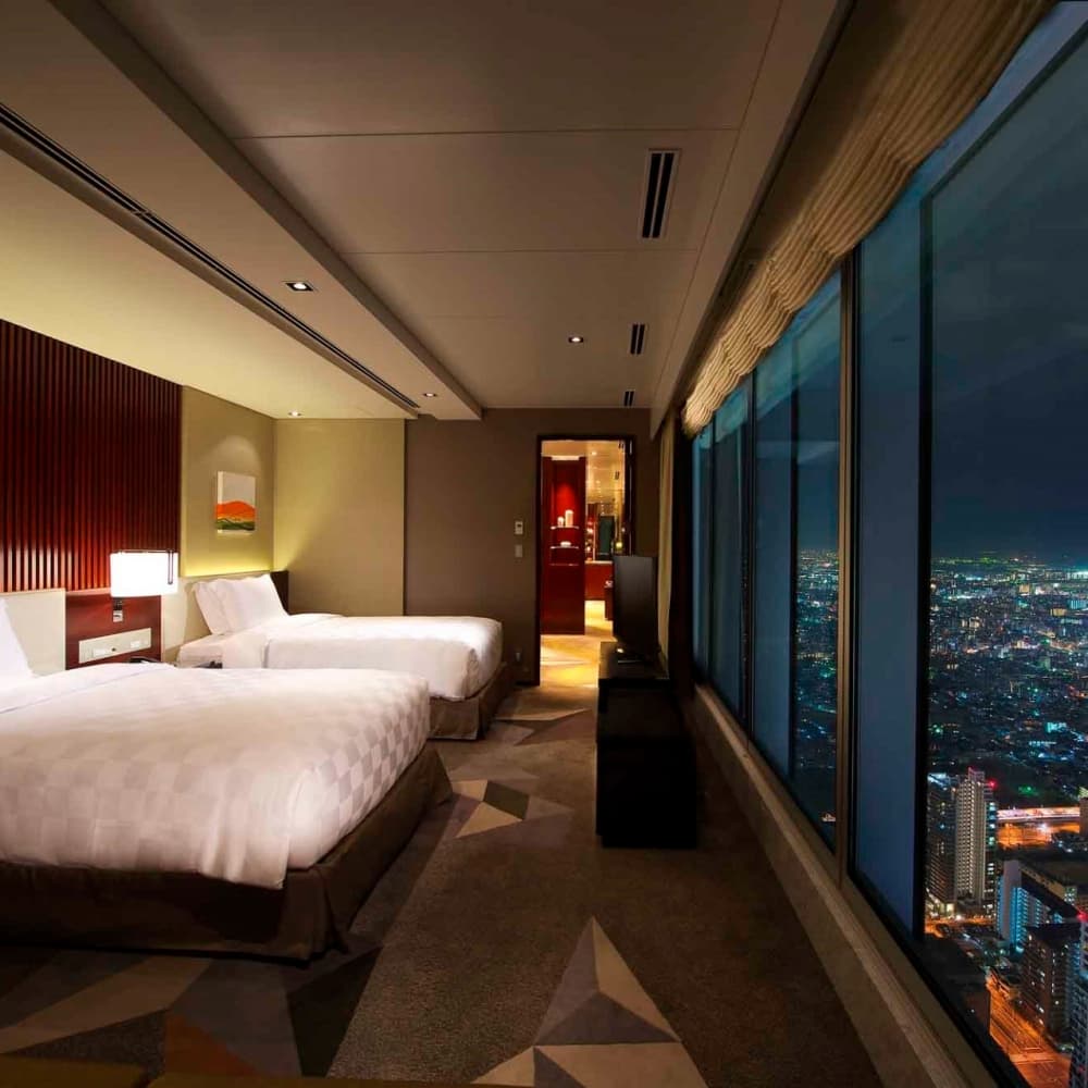 Club Corner Room (Upper Floor)