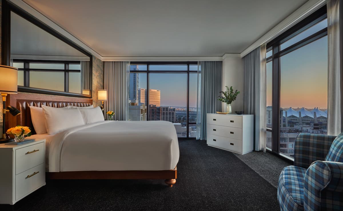 Bay King Room