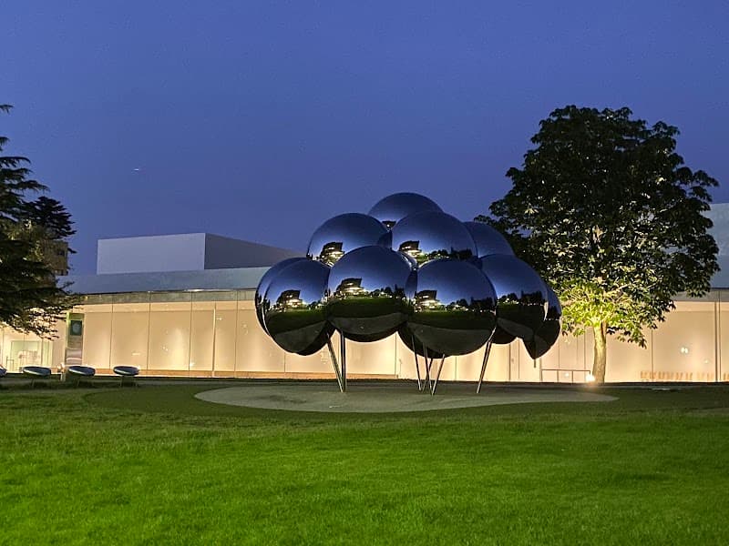 21st Century Museum of Contemporary Art (Exterior & Park)