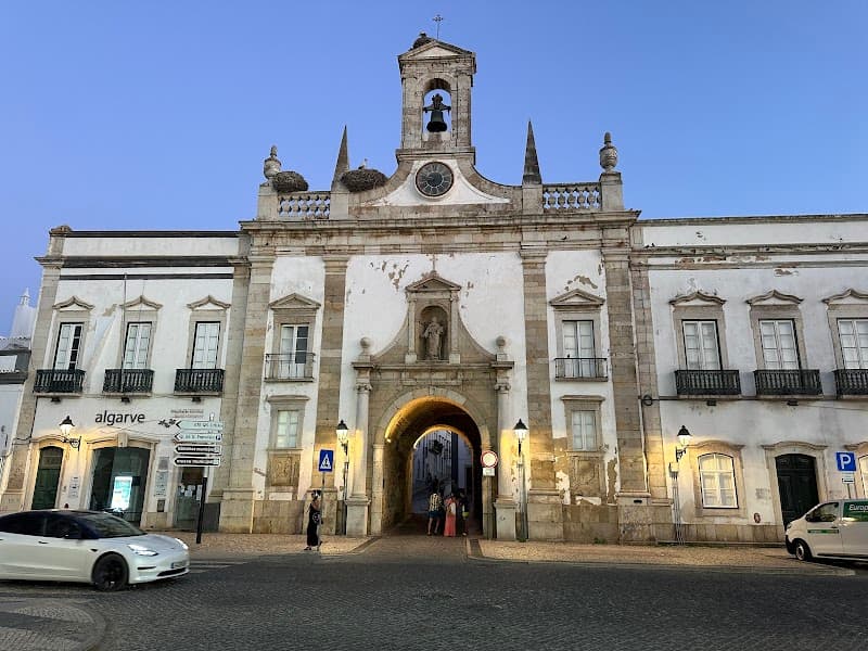 Arco da Vila and Old Town Walk