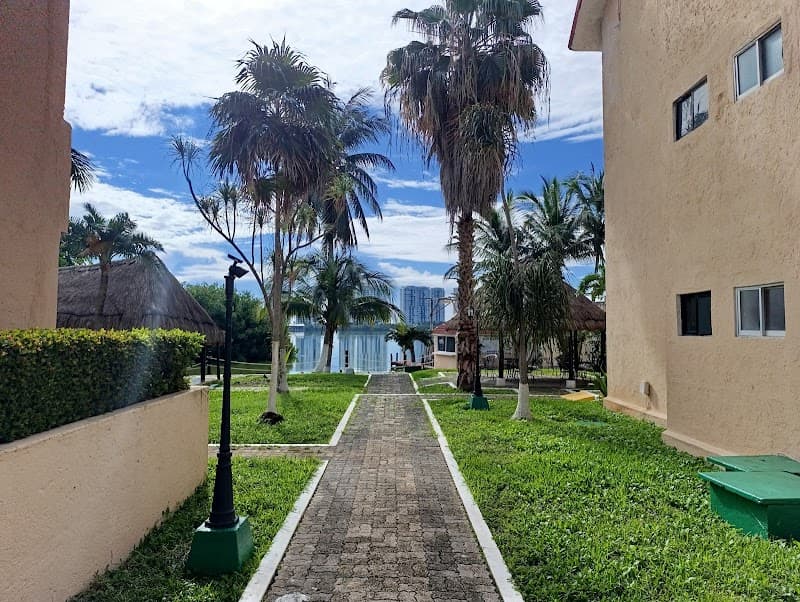 Avenida Kukulcán Lagoon Side Walk