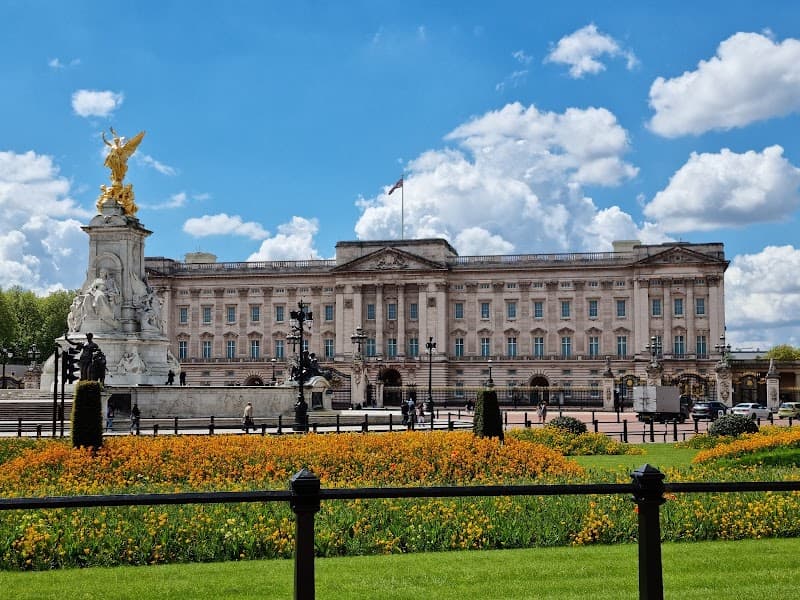 Buckingham Palace & St James’s Park (self-guided walk)