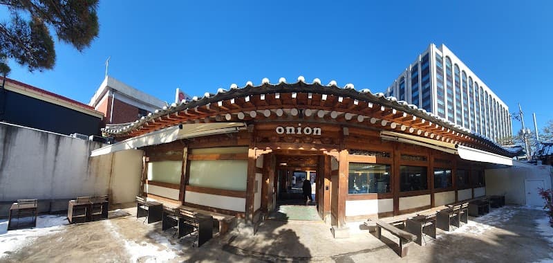 Seoul Slow Day: Palaces, Markets & Spa Calm