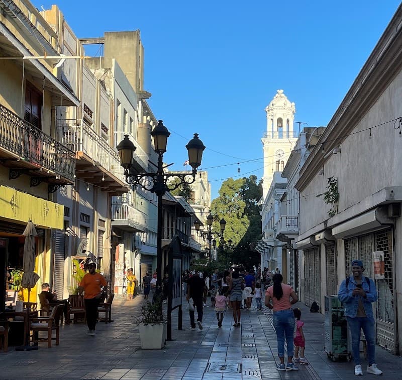 Calle El Conde evening walk