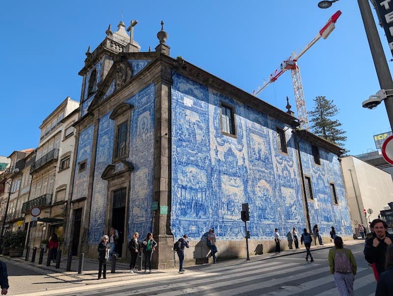 Capela das Almas & Rua de Santa Catarina Walk