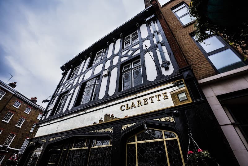 Paris Day Escape: Modern Minimal Romance from London