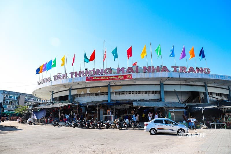 Dam Market (Chợ Đầm)