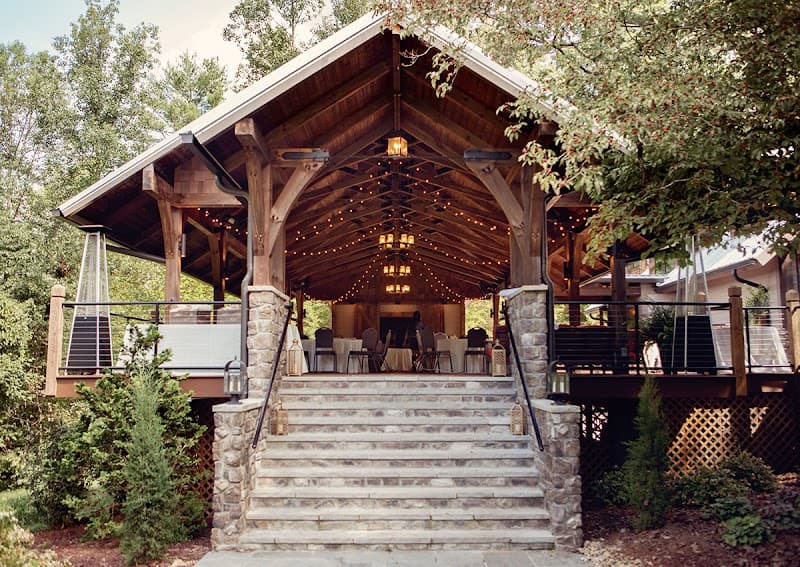 Dancing Bear Lodge & Appalachian Bistro