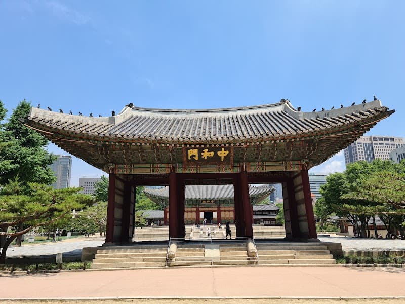 Deoksugung Palace & Stonewall Walkway