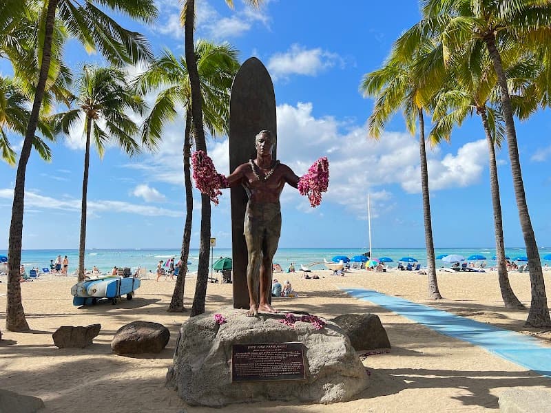 Duke Kahanamoku Statue & Surf Watching