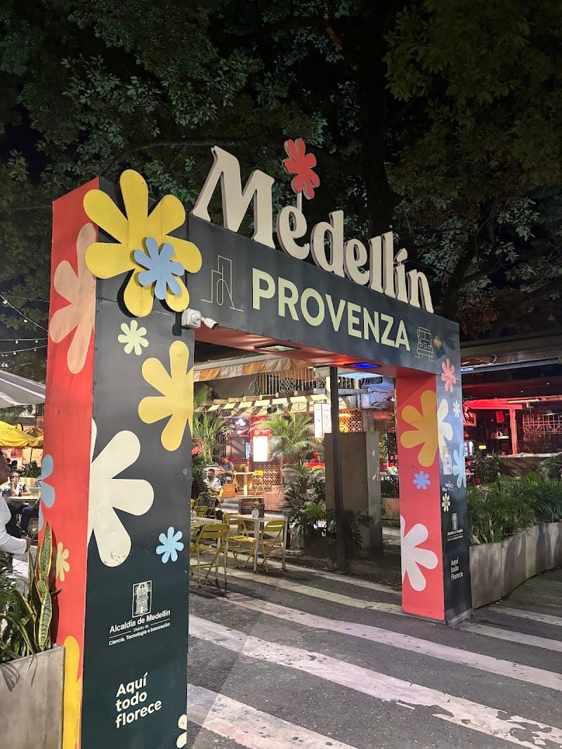 El Poblado Free Explore Walk (Parque Poblado & Provenza)