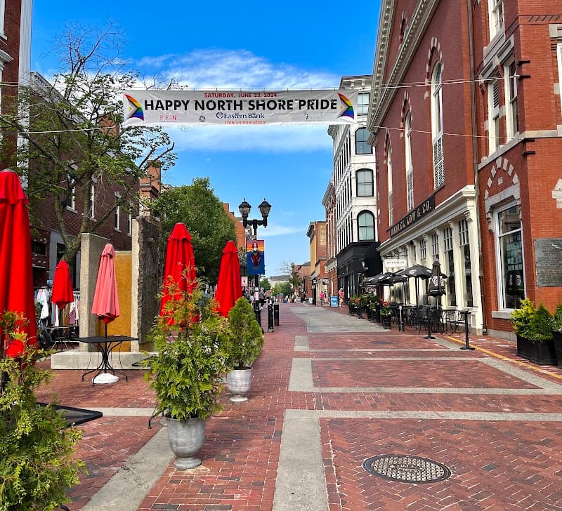 Family-Friendly Salem: History, Parks & Night Lights