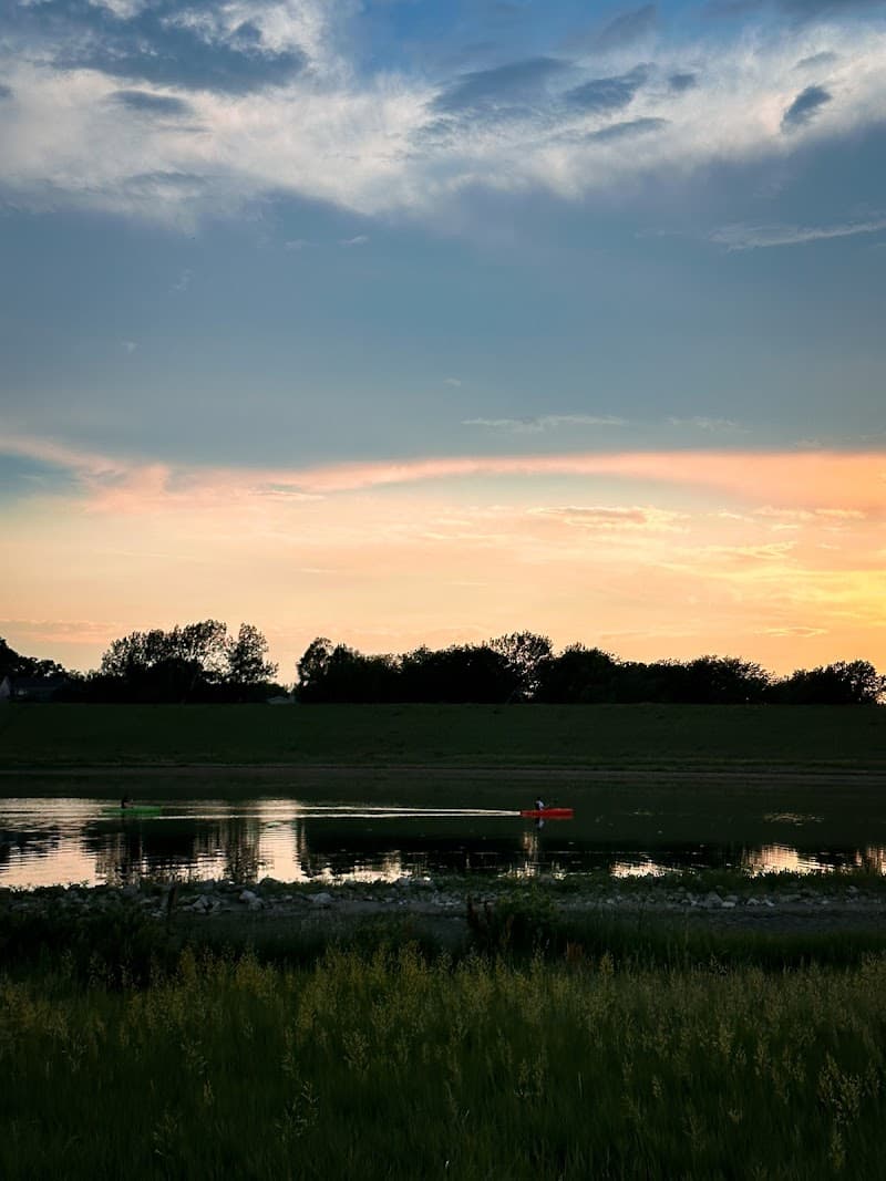 Free Explore: Evening Walk at Holmes Lake