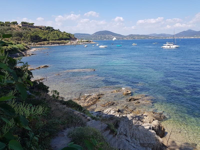 Free Explore: Plage des Graniers & Pines