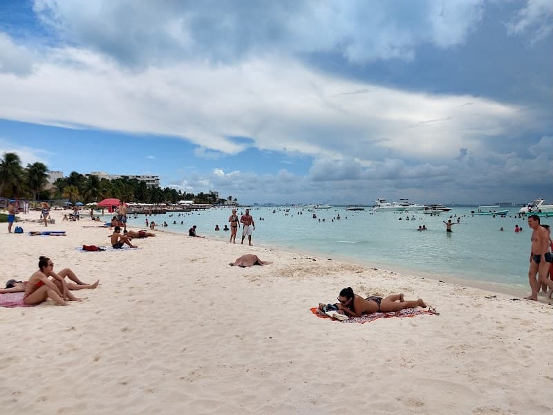 Free Explore: Playa Centro & Malecon