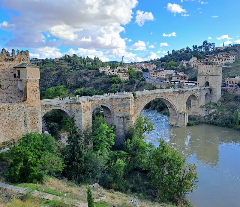 Free Explore: Puente de San Martín & Ecoducto Paths