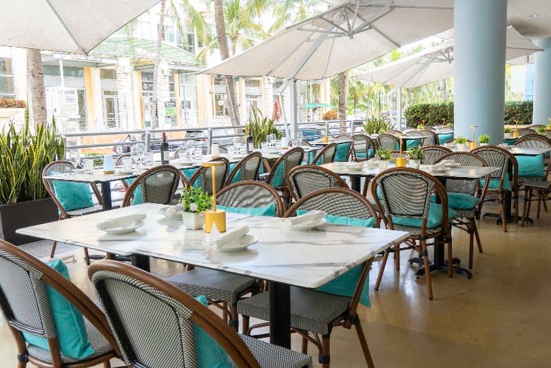 Relaxed Miami Moments: Beach, Bites & Colorful Streets
