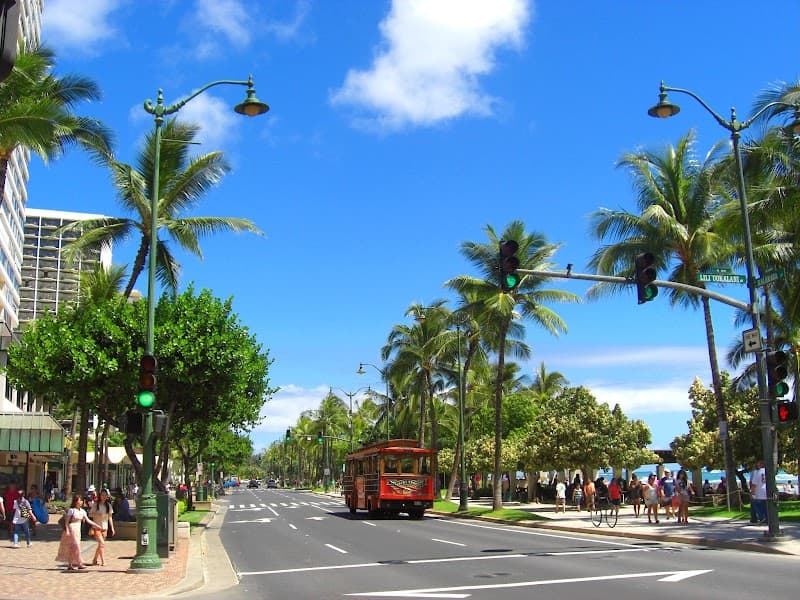 Kalākaua Avenue Evening Stroll