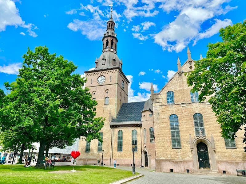 Karl Johans gate & Oslo Cathedral Stroll