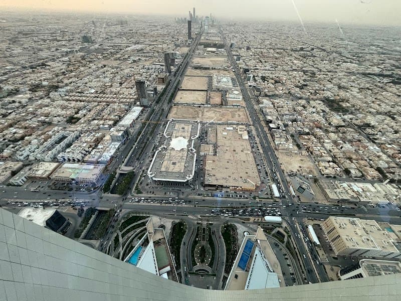 Kingdom Centre & Sky Bridge Area Walk