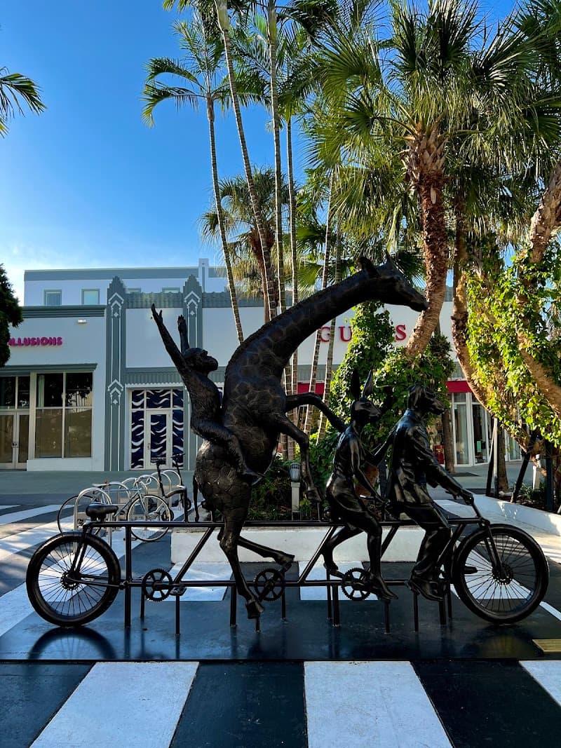 Lincoln Road Free Explore & Shopping