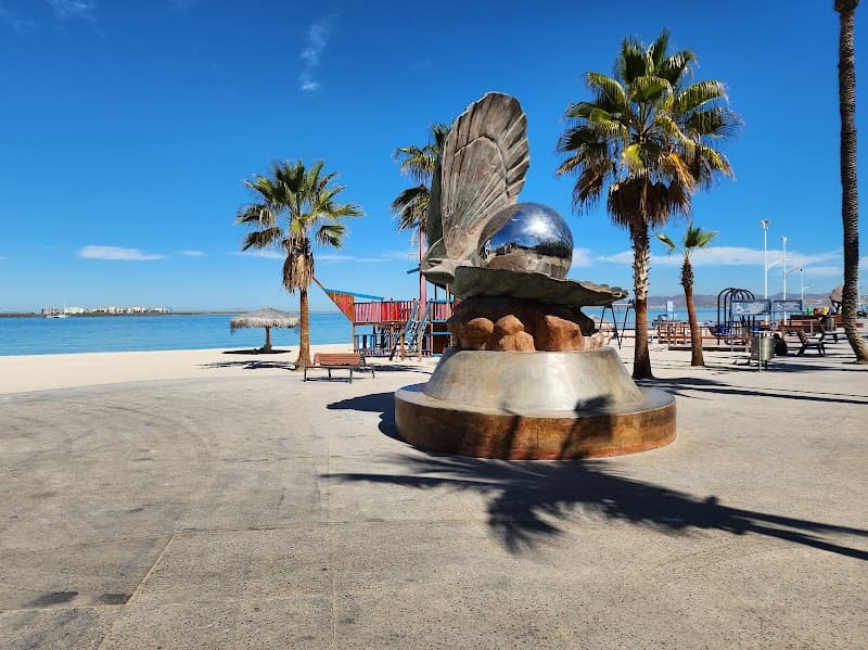 Live Music & Easy Nightlife on the Malecón