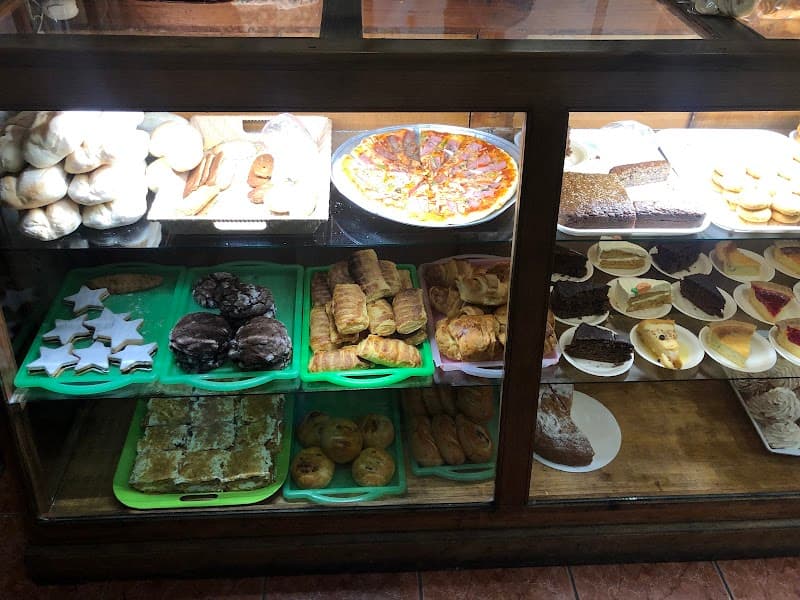 Local Panadería y Cafetería near Parque Central