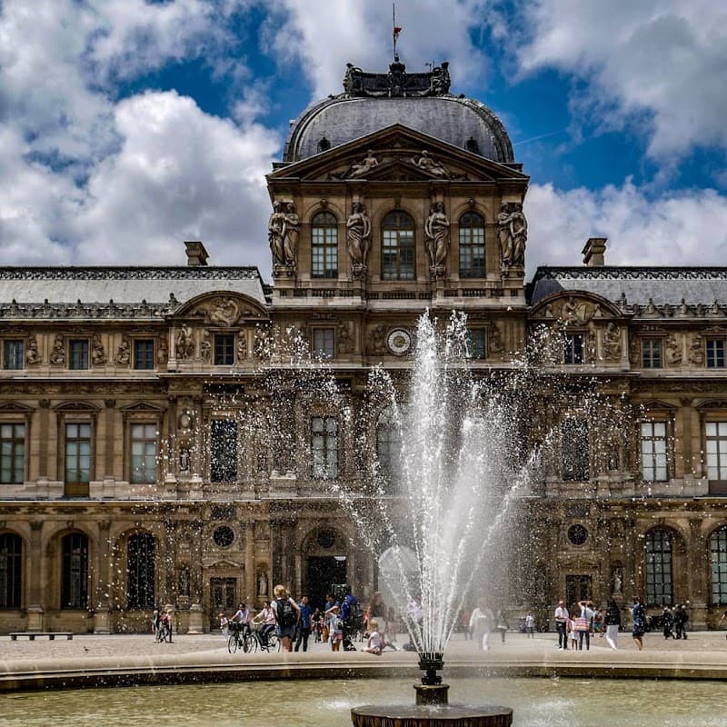 Louvre Cour Napoléon