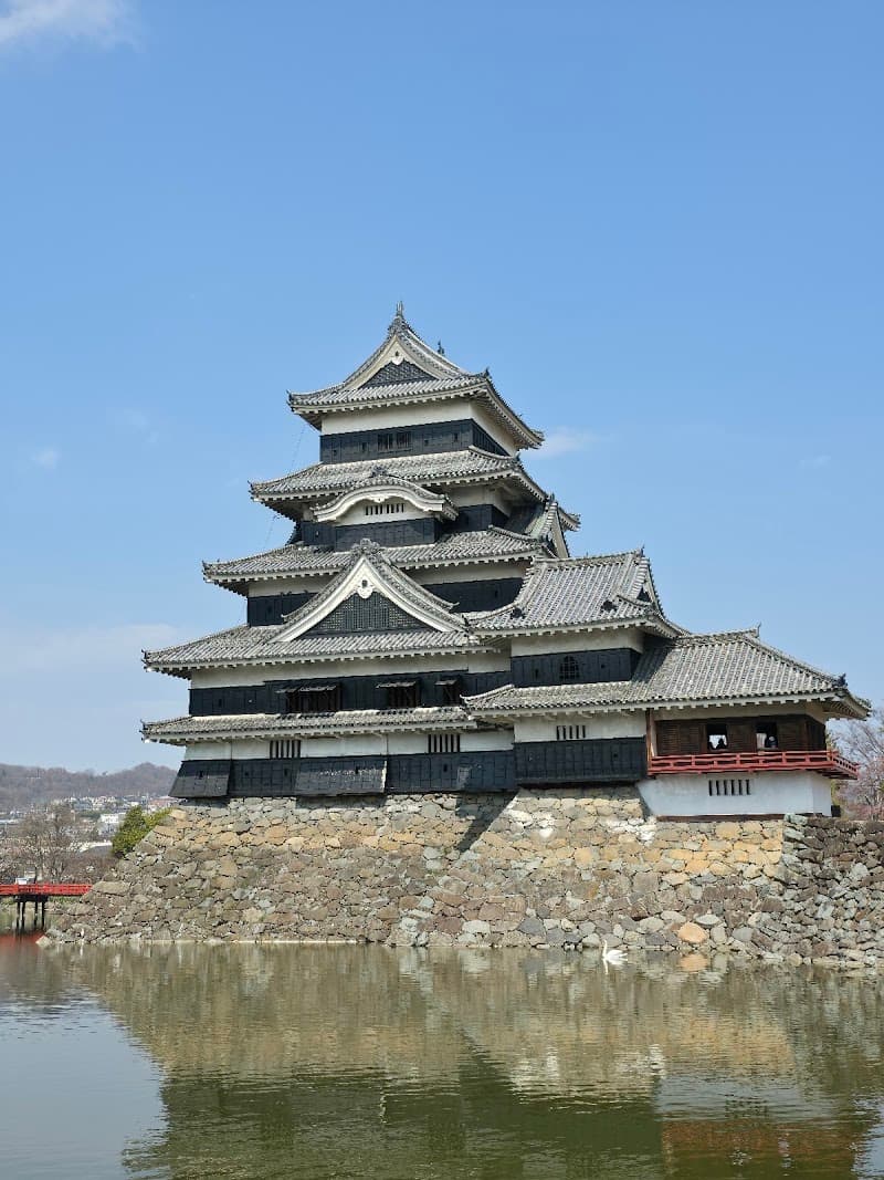 Matsumoto Castle Park & Swan Moat Walk