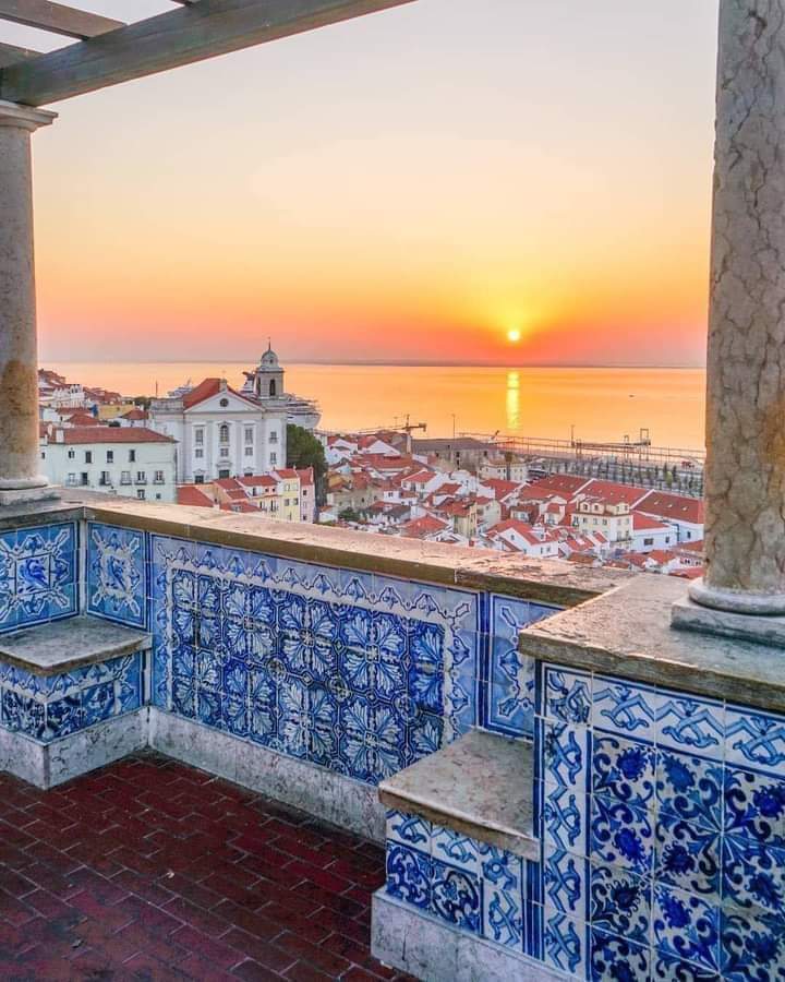 Miradouro de Santa Luzia & Miradouro das Portas do Sol