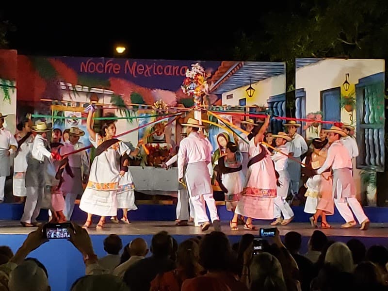 Noche Mexicana food court options