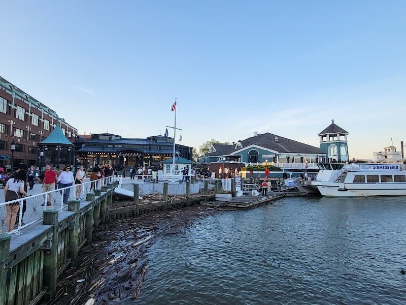Old Town Alexandria: Waterfront History & Green Escape