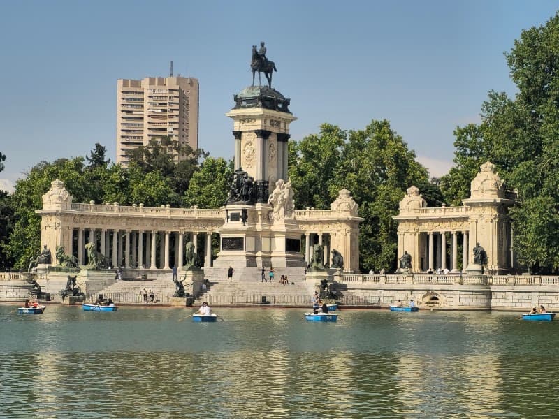 Parque del Buen Retiro Morning Walk & Boat