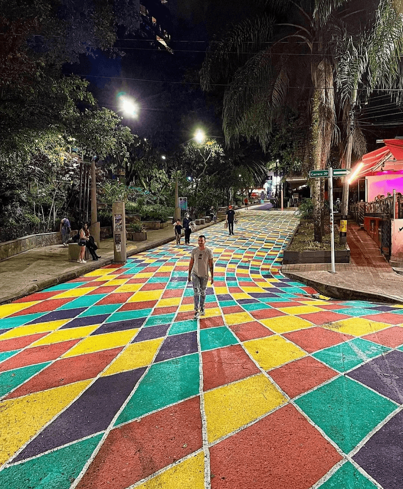 Parque Lleras Early Evening Walk