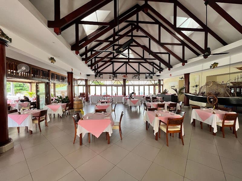 Pirogue Restaurant & Bar