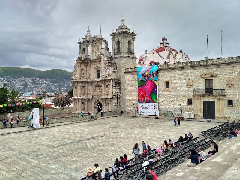 Plaza de la Danza & Basílica de la Soledad