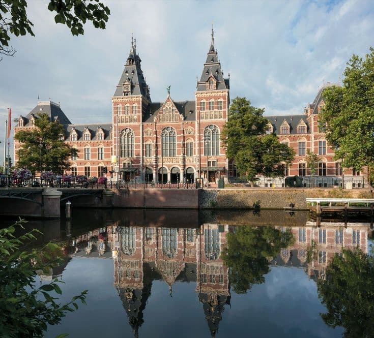 Amsterdam’s Easygoing Day of Canals, Markets, and Nightlife