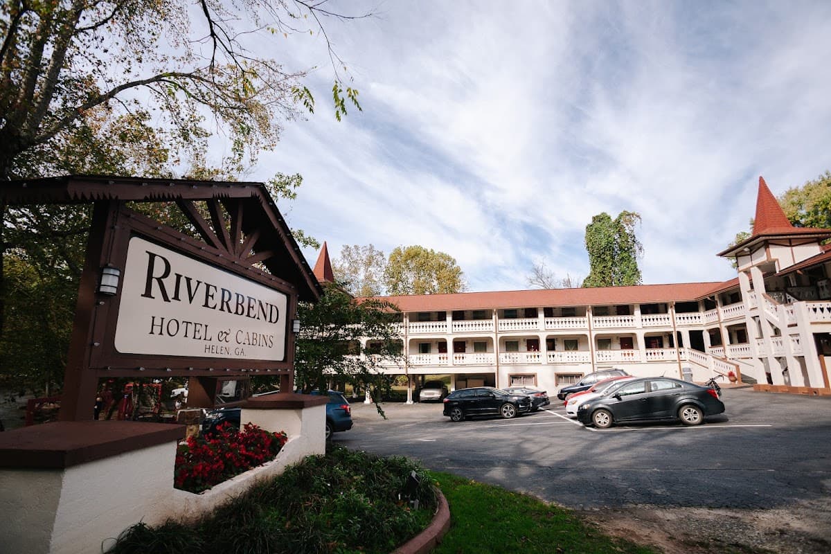 Riverbend Hotel And Cabins