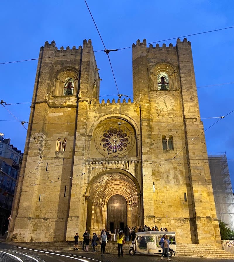 Sé de Lisboa (Lisbon Cathedral) and Alfama Lanes