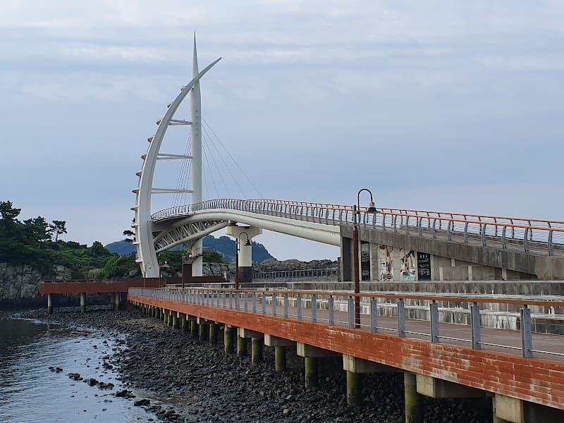 Saeyeongyo Bridge & Seogwipo Harbor Walk