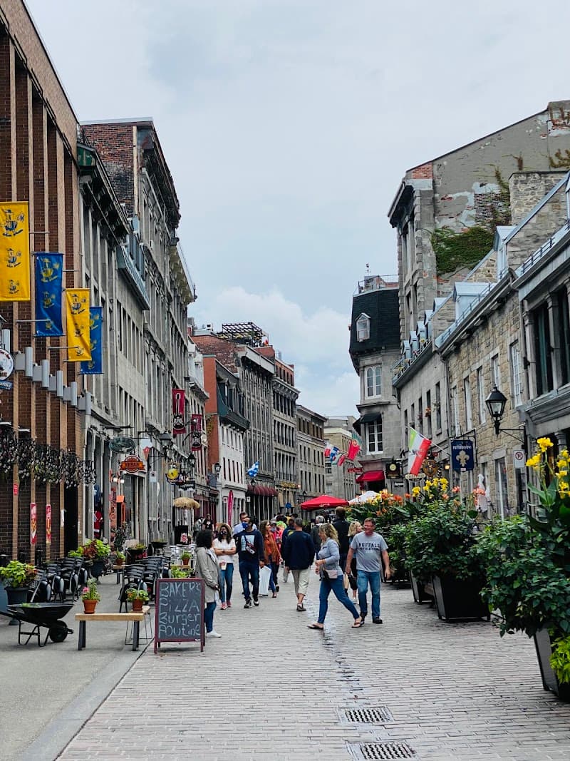 Saint-Paul Street Bars & Nightlife
