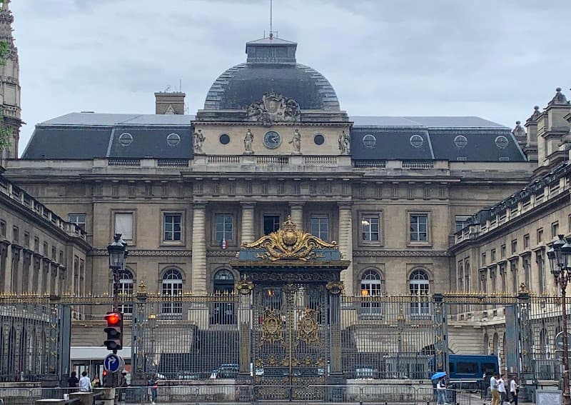 Sainte‑Chapelle Exterior & Palais de Justice Courtyard